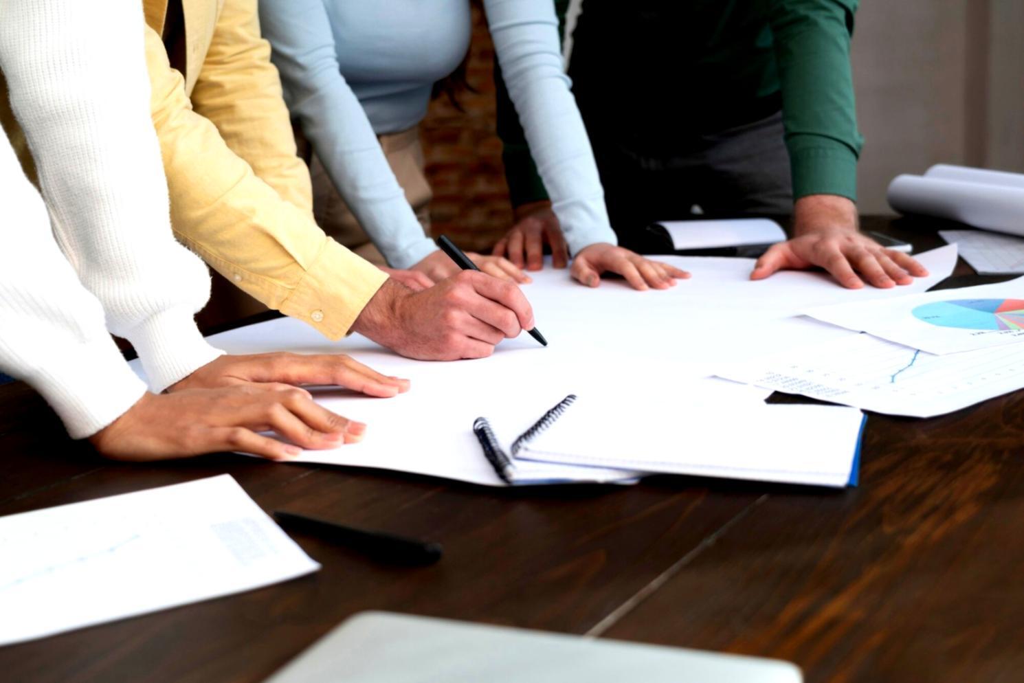 Equipo de silvaronqora trabajando en estrategias financieras